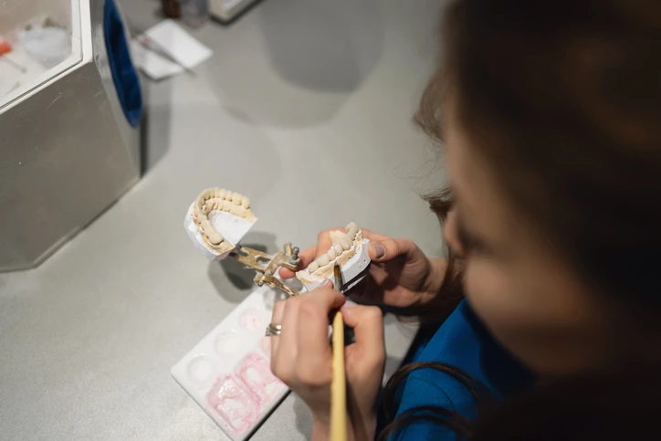 protetyk w trakcie tworzenia protezy zębów