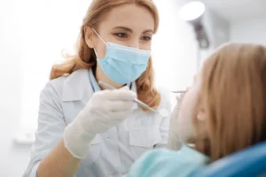 dziecko w trakcie zabiegu dentystycznego